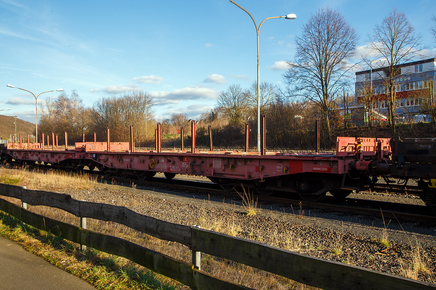 Zwei sechsachsiger Drehgestell-Flachwagen, mit Rungen, Stirnwandklappen und klappbaren Ladeschwellen, jedoch ohne Seitenwandklappen der Gattung Samms 489, der DB Cargo AG, abgestellt am 21.02.2013  im Zugverband, auf dem KSW Rbf in Herdorf (Betriebsstätte Freien Grunder Eisenbahn - NE 447). Hinten der 31 80 4852 321-7 D-DB und hier im Vordergrund der 31 80 4852 432-2 D-DB.

Diese Wagen wurde von Tatravagonka a.s. in Poprad (Slowakei) gebaut. Zusammen mit Stahlkunden entwickelt die damalige DB Schenker im Jahre 2007 einen neuen Flachwagen, der auf die Bedürfnisse der Branche noch besser eingeht. 

Der Wagen dient mit aufgeklappten Ladeschwellen zur Beförderung von schweren Walzprofilen und anderen sperrigen Gütern. Mit eingeklappten Ladeschwellen, also mit ebener Ladeebene, eignet er sich auch zum Transport schwerer Kettenfahrzeuge. Für das Be- und Entladen solcher Fahrzeuge sind befahrbare Stirnwandklappen vorhanden. Die Wagenbrücke ist eine in Rahmenbauweise ausgeführte Schweißkonstruktion, deren Hauptbauteile aus S355J2 (St 52) bestehen. Die Hauptbelastungen werden von den äußeren Langträgern aufgenommen. Das Kopfstück und Untergestell sind so ausgebildet, dass später ohne große Änderungen die AK eingebaut werden kann. Der Fußboden besteht aus Kiefernbohlen mit den Abmessungen 70 x 200 mm; er kann eine Radlast von 5,0 t aufnehmen. Im Fußboden sind 6 geteilte klappbare Ladeschwellen eingebaut, ebenso 6 Zurrpunkte je Längsseite. An den Außenlangträgern sind 26 Bindeösen angebracht.

Das Fahrzeug hat auf jeder Längsseite 6 Einsteckrungen und 6 zusätzliche Rungenschächte, wodurch eine variable Platzierung der Rungen ermöglicht wird (anders als bei den Vorgänger-Modellen). An jeder Stirnseite gibt es je 2 versenkbare Rungen (Fallrungen). Die Stirnwände sind umklappbar.
