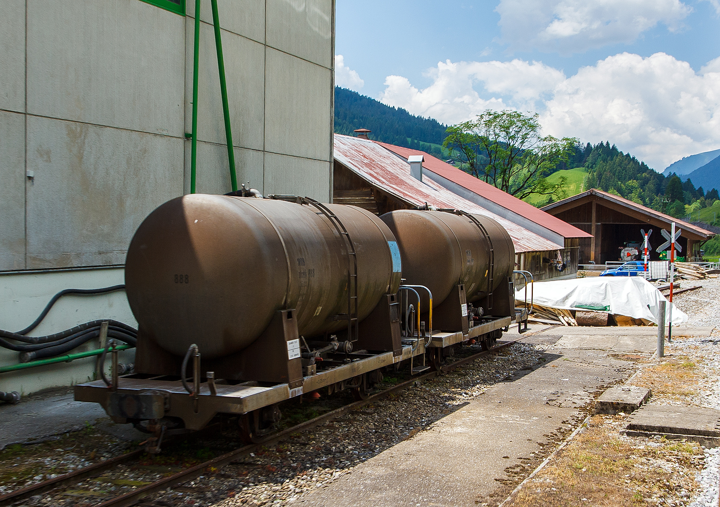 Zwei zweiachsige MOB Zementsilowagen MOB Ucek 888 und Ucek 881 abgestellt am 28.05.2012 beim Bahnhof Rougemont. 

Diese Wagen wurden 1982 von Ateliers de constructions mécaniques de Vevey (ACMV) unter Mitwirkung der Werkstätte der MOB gebaut.

TECHNISCHE DATEN:
Hersteller: ACMV  / MOB
Spurweite: 1.000 mm (Meterspur)
Achsanzahl: 2 
Länge über Puffer: 7.700 mm 
Höhe: 3.250 mm
Breite: 2.430 mm
Achsabstand: 3.750 mm
Laufraddurchmesser: 750 mm (neu)
Eigengewicht: 7.300 kg
Ladevolumen: 13,0 m³
Max. Ladegewicht: 7,5 t
Höchstgeschwindigkeit: 50 km/h
Kupplungen: Mittelpuffer mit einer Schraubenkupplungen (Zp 1)

Quellen: x-rail.ch und eigene Sichtung
