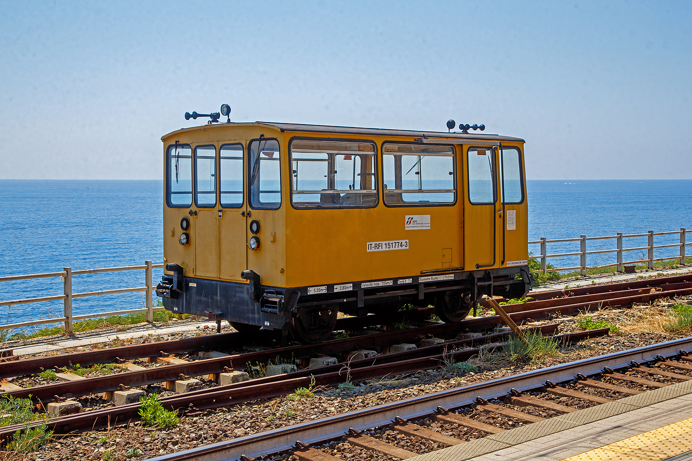 Zweiachsige Mannschafts-Draisine (Autocarrello della squadra) IT-RFI 151774-3 der RFI (Rete Ferroviaria Italiana) abgestellt am 21.07.2022 im Cinque Terre Bahnhof Corniglia. 

TECHNISCHE DATEN (laut Anschriften):
Spurweite: 1.435 mm
Achsanzahl: 2
Lnge ber Puffer: 5.300 mm
Achsabstand: 2.800 mm
Treibraddurchmesser: 760 mm
Hchstgeschwindigkeit: 30 km/h / geschleppt 70 km/h
Eigengewicht: 7.800 kg
