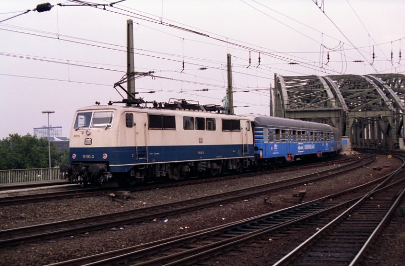 111 191-3 mit Silberlingen mit Werbung. K�ln Hbf 19-08-1992.