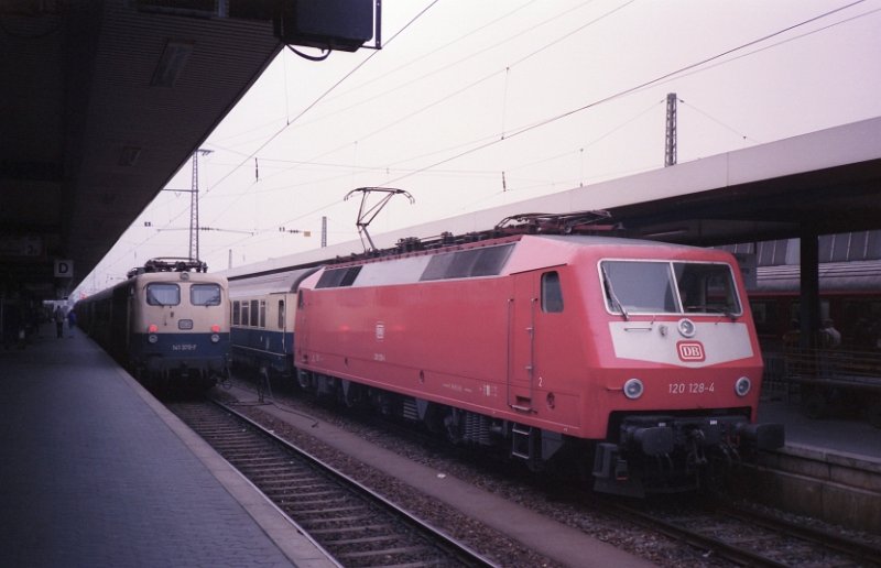 120 128-4 und 141 370-7 in N�rnberg Hbf Februar 1989.