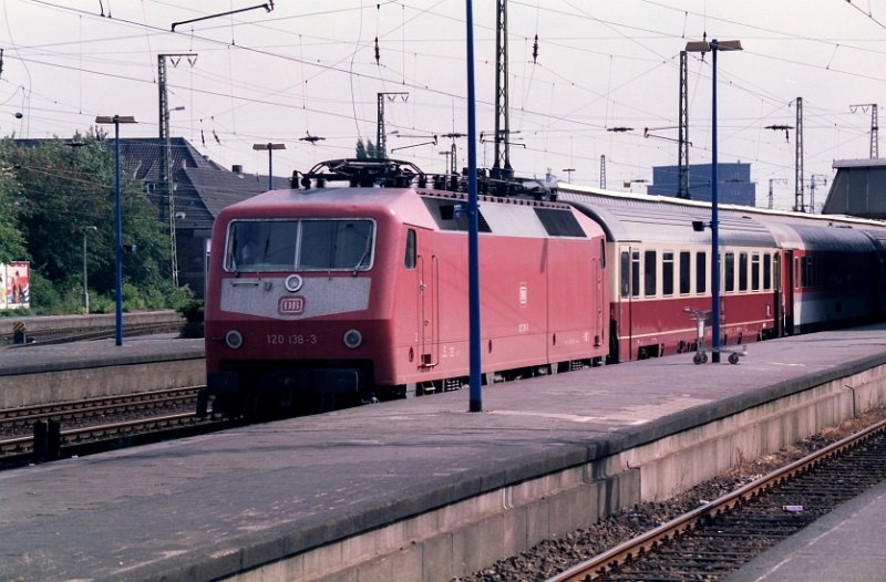 120 138-3 mit IC_Wagen in TEE Lackierung M�nster HBf 04-08-1992.