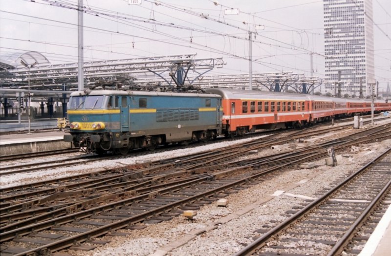 1603 mit D-Zug K�ln Hbf - Oostende fotografiert in Brussel-Zuid am 20-05-1995.