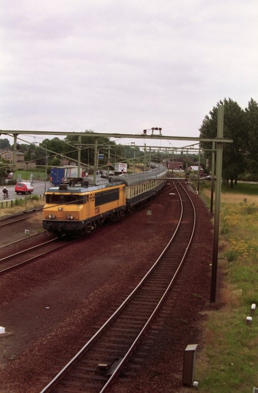 1738 mit D-Zug Den Haag-K�ln fotografiert in Boxtel am 25-06-1993.
