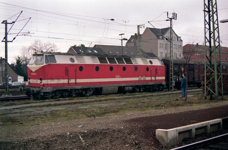 219er fahrt mit G�terzug durch Lehrte am 07-01-1993.