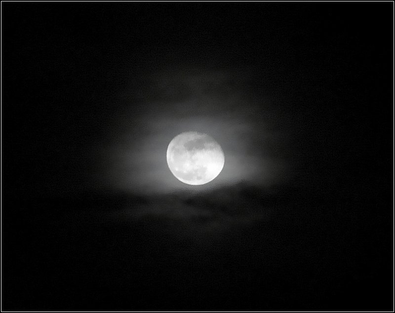 Am 23.02.08 war der Mond teilweise hinter den Wolken versteckt. (Jeanny)