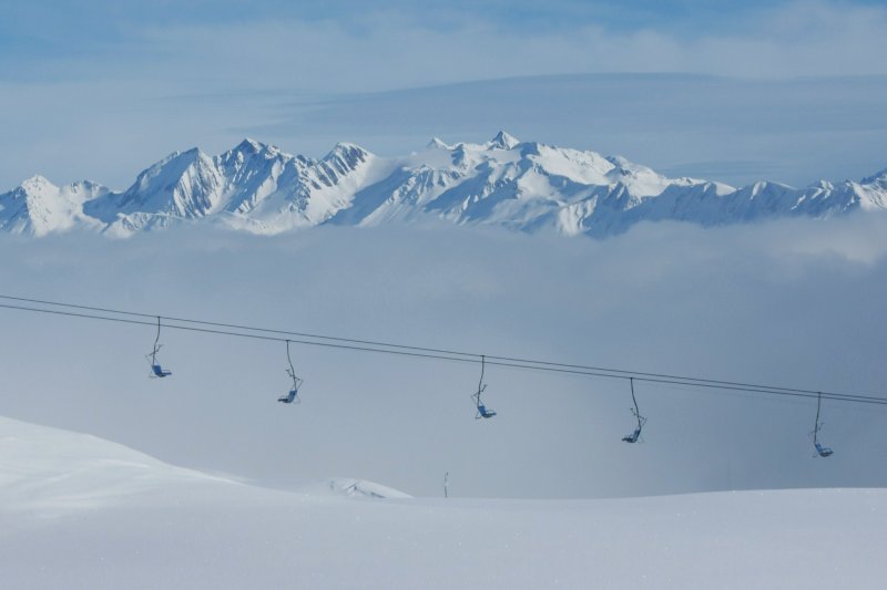 Blick auf die ausnahmsweise nebelumhllten Walliseralpen.
Sogar den Skifahrern war es zu neblig.
(28.01.2009)