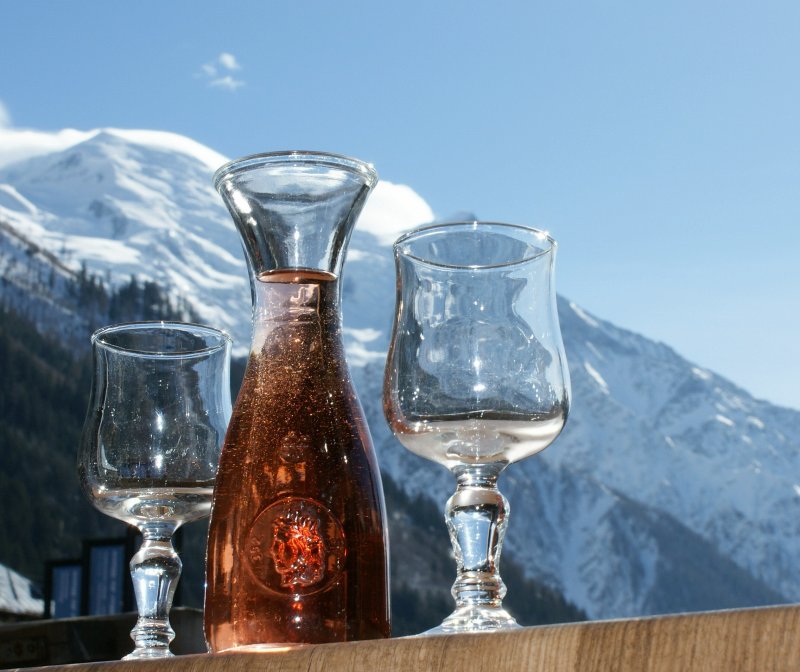 Der Wein geniesst den letzten Blick auf den Mont-Blanc, wir anschliessend den Wein und die Aussicht.
(Mrz 2009)