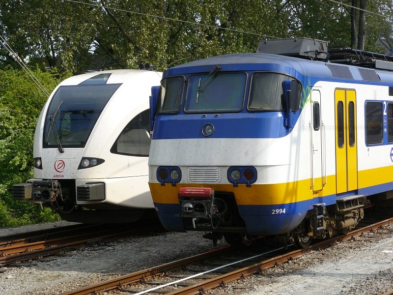 Ein Spurt von Arriva und ein Sprinter mit Nummer 2994. 
Rotterdam Centraal Station 20-04-2009.