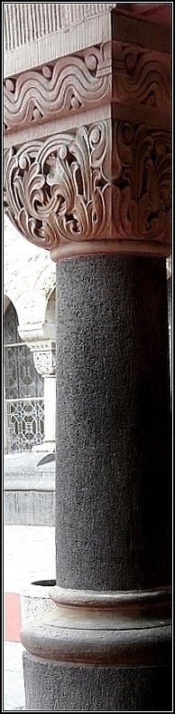Eine der Säulen an der Außenfassade des Bahnhofs von Metz. 22.06.08 (Jeanny)  
