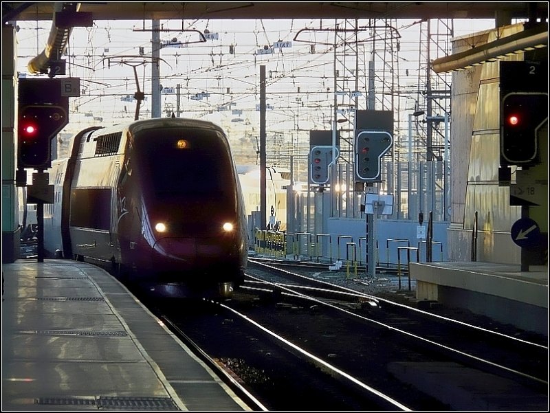 Einfahrt eines Thalys in den Bahnhof Bruxelles Midi am Abend des 17.02.08. (Jeanny)