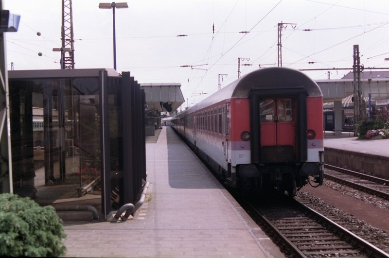 Intercity-Wagen in damalige Farbe M�nster Hbf 04-08-1992.