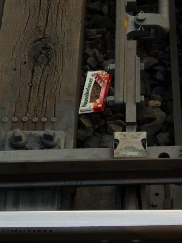 Lecker aber gefhrlich! Eine Tafel Schokolade liegt in einer Weiche am Klner Hbf (vom Bahnsteig aus fotografiert). April 2009
