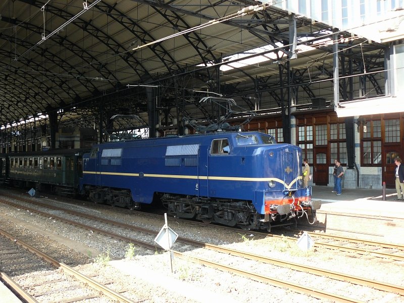Museumlok 1202 mit Sonderzug aus Zandvoort in Haarlem am 30-08-2008.
