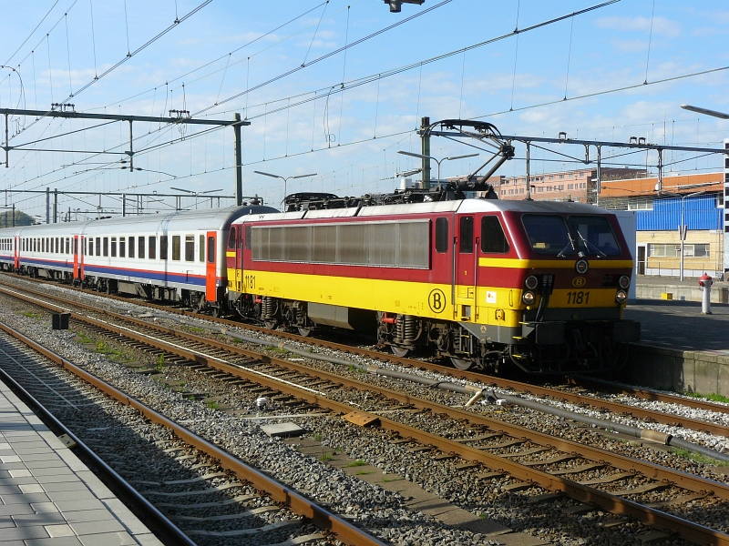 NMBS 1181 met NMBS Wagen Typ I10 als Intercity von Amsterdam nach Brussel. Fotografiert in Rotterdam Centraal Station am 28-10-2009.