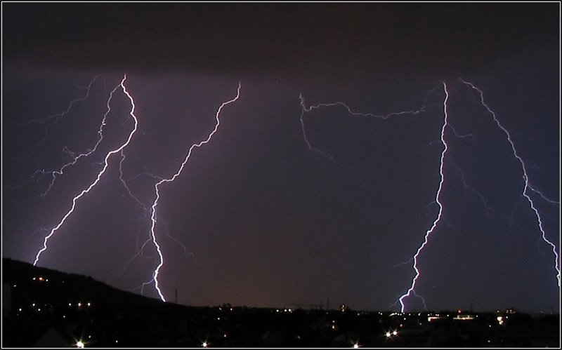 Noch war das Gewitter nicht zu nah, als Jonas diese Aufnahme von unserem Balkon aus machte. Es war ein heftiges Gewitter, dass da gerade �ber Stuttgart niederging. Bei aller Faszination dieses Naturereignisses, ein Motorradfahrer wurde bei diesem Gewitter von einem Blitz t�dlich getroffen.
Bei der Aufnahme handelt es sich um eine Langzeitbelichtung von 15 Sekunden, ansonsten ist es sehr schwer einen Blitz zu erwischen. Leider wei� man vorher auch nicht genau, wo die Blitze herunterkommen und so ist der rechte Blitz leider angeschnitten :-)