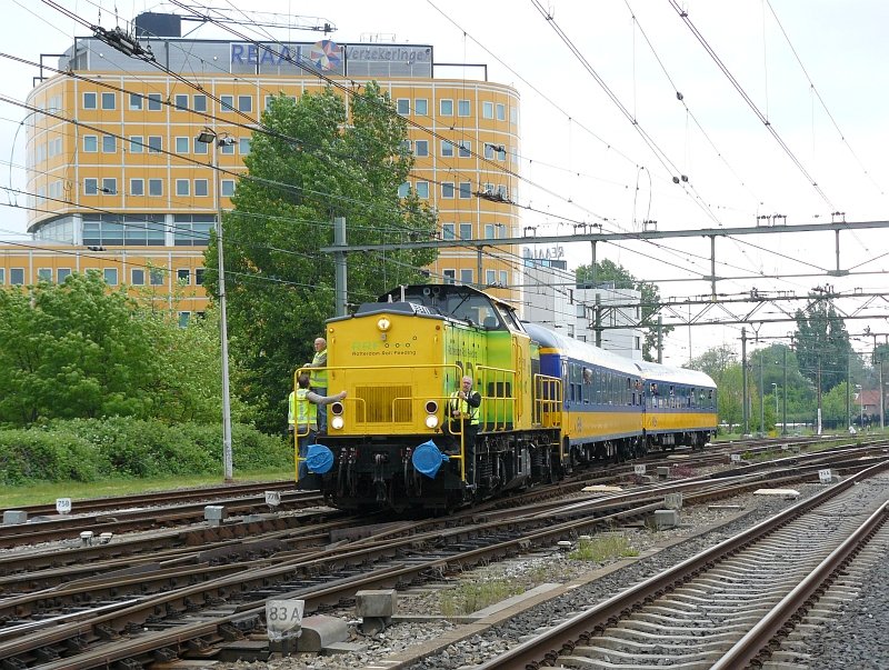 Rotterdam Rail Feeding Lok (ex-DR V100) mit zwei NS Wagen Typ ICL f�hrt hier mit von Bhf Alkmaar nach Gbf Alkmaar. Bahnhoffest Alkmaar 16-05-2009.