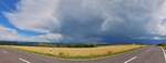 Auf dem weg von Bourscheid in Richtung Goebelsmühle (L) machte ich halt um die Gewitterfront aus Richtung Süden im Bild fest zu halten. Panoramafoto. 21.07.2025 (Jeanny)