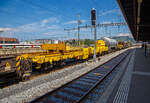 4-achsiger Drehgestellflachwagen 37 80 3940 044-5 D-ORME, der Gattung Res, der OnRail GmbH als Gegengewichtwagen zum 100 t GOTTWALD Gleisbauschienenkran GS 80.08 T (99 85 9219 025-5 CH-VMG) der