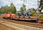   Drehgestellflachwagen mit sechs Radsätzen, mit Lademulden für Coiltransporte der Gattung Sahlmmps-t 721 Nummer 31 80 4838 790-2 D-DB der DB Cargo Deutschland AG, bei einer Zugdurchfahrt