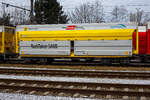 Detailbild des 2 x 4-achsigen Flachwagen in Sonderbauart (Doppelwagen) bzw. ein 8-achsiger Containertragwagen, 35 81 4854 454-9 A-IF, der Gattung Sggrrs
80 ft, der sterreichischen INNOFREIGHT bzw, Rail Cargo Austria, abgestellt am 14 Januar 2025 beim Bahnhof Gmunden bzw. beim Zementwerk Hatschek in Gmunden der Rohrdorfer Zement GmbH. Die achtachsige Wageneinheit (80ft Sggrrs IW) ist fr den Transport von Ladegut mit Ladegestellen geeignet, hier in der Variante J - RockTainer SAND mit einer ISO-Lnge von 40‘
