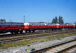 Achtachsiger (2 x 4-achsige kurzgekuppelte) Drehgestell-Containertragwagen-Einheit (2 x 60 ‘), 33 81 4934 014-7 A-RCW (ex 33 81 4934 014-9), der Gattung Sggmrrs-y, der Rail Cargo Group (teil der ÖBB) abgestellt im Zugverband am 03 April 2025 beim Bahnhof Gmunden (Oberösterreich). Hier beladen mit 4 Stück 30 Fuß MOBILER-Schüttgutbehältern. 

Verwendungszweck:
Diese innovative Tragwagen (2 x 60 ‘) sind für den Transport von ISO-Großcontainern (20 ́, 30 ́, 40 ́ und 45 ́), Wechsel- und MOBILER-Behältern. Durch die zusätzlichen Mobiler-Bleche kann er seitlich durch einen LKW mit einem speziellen Aufbau be- und entladen werden. Eine hydraulische Hubvorrichtung am MOBILER-Fahrzeug ermöglicht den raschen und unkomplizierten Umschlag der MOBILER-Behälter zwischen Lkw und Waggon – ohne Kran bzw. eigener Anschlussbahn. Damit wird die gesamte Supply Chain mit maßgeschneiderten End-to-end-Logistiklösungen abgedeckt – und das für unterschiedliche Güter, ob Industrieprodukte, palettierte Waren, Flüssigkeiten und Gefahrgüter in Tankcontainern, Schüttgüter und Bauprodukte sowie Bio-Futtermittel.

MOBILER- Halftainer:
Der Wagen ist hier beladen mit 4 Stück 30 Fuß MOBILER- Halftainer. Die Behälter haben eine Abmessung (LxBxH) von 9.120 x 2.550 x 1.680 mm. Für die Straße gibt es unterschiedlichste Trägerfahrzeuge - Wird dieser Halftainer auf einen 3-achsigen 30Fuß-Sattelauflieger mit Kippfunktion geladen, so wird dieser zum Sattelzug-Muldenkipper. Die HALFTAINER haben ein Eigengewicht von ca. 3,1 t und eine Nutzlast von 28,2 t, das Nutzvolumen 29,0 m³. Sie besitzen beidseitig Pendelklappen, sowie für nässeempfindliches Ladegut und als Windschutz zudem eine dichte Rollplane als Abdeckung. 

TECHNISCHE DATEN (Wagen):
Spurweite: 1.435 mm (Normalspur)
Anzahl der Achsen: 8 (in 4 Drehgestellen)
Länge über Puffer: 39.640 mm
Drehzapfenabstand: 2 x 14.200 mm 
Achsabstand in den Drehgestellen: 1.800 mm
Laufraddurchmesser: 920 mm (neu)
Ladelänge: 2 x 18.500 mm
Ladebreite: 2.600 mm
Höhe der Ladeebene über S.O.: 1.150 mm
Anzahl der Containerzapfen: 2 x 28 (56) alle klappbar
Eigengewicht: ca. 38.000 kg
Max. Zuladung: 126 t (ab Streckenklasse D) / 140,0 t (ab Streckenklasse D)
Max. Geschwindigkeit: 100 km/h (beladen) / 120 km/h (leer)
Kleinster befahrbarer Gleisbogen: R 75 m
Bremse: 2 x KE-GP-A (K)
Bremssohle: BG 320
Handbremse: Ja (je 1 pro Wageneinheit)
Max. Bremsgewicht: 116 t (2 x 58 t)
Intern. Verwendungsfähigkeit: TEN – GE
Besonderheit: Mobiler-Bleche

Bedeutung der Gattung Sggmrrs-y:
S = Drehgestellflachwagen
gg = für die Beförderung von Containern mit einer Gesamtladelänge über 60 Fuß
m = Ladelänge mit zwei Elementen, mindestens 27m
rr = Wageneinheit
s = beladen lauffähig bis 100km/h
-y = mit Mobiler-Blechen ausgestattet
