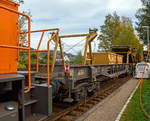   Vierachsiger Drehgestell-Baustofftransportwagen 251 (der Gattung Smps), 33 80 4731 053-1 D-ERAIL der eurailpool GmbH als, Schutzwagen zu Materialförder- und Siloeinheit MFS 100, am 20.10.2020