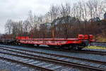 Drehgestellflachwagen mit sechs Radsätzen, mit Rungen, Stirnwandklappen und klappbaren Ladeschwellen, jedoch ohne Seitenwandklappen, der Gattung Samms 489, (31 80 4852 465-8 D-DB) am 29.01.2021