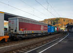 Sechsachsiger Gelenk-Taschenwagen (Doppeltaschenwagen T3000e), 37 85 4956 461-5 CH-TXL, der Gattung Sdggmrss, der TX Logistik AG (Troisdorf), am 22 November 2023 im Zugverband bei der Durchfahrt in