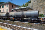 Vierachsiger Drehgestell-Kesselwagen 33 54 7933 051-6 CZ-ATRR, der Gattung Zacens, der ATIR-RAIL, Zugverband am 22.07.2022 bei der Zugdurchfahrt im Bahnhof  Riomaggiore (Cinque Terre an der