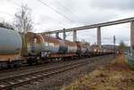 Vierachsiger 86m Drehgestell-Kesselwagen 37 80 7850 017-0  D-VTG, der Gattung Zas, der VTG AG (Hamburg), im Zugverband am 22.03.2021 bei der Zugdurchfahrt in Siegen-Eiserfeld.