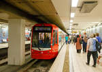   Zwei gekuppelte KVB K5000, zweiteilige, sechsachsige Hochflur-Stadtbahn-Gelenktriebwagen vom Typ Bombardier Flexity Swift, verlassen am 21.04.2019 als Linie 18 nach Klettenberg die Station Köln