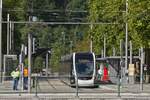 Die Tram entweder von der Haltestelle Lige Expo oder Place Coronmeuse, biegen hier an der Haltestelle Pont Maghin, in die Stadt ab und fhrt hier das Eingleisige Teilstck bis zur Place Saint Lambert ab, dabei bedient er die Haltestelle Fronstre. Aufgenommen vom Schiff bei der Rckfahrt nach Maastricht. 18.09.2025