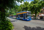 Der Leipziger Straßenbahn Triebwagen LVB 1103 mit NB4 Beiwagen gekuppelt erreicht am 11.06.2022, als Linie 4 nach Lößnig, die Station Leipzig, am Mückenschlösschen.