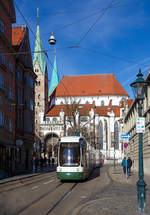 
Der Triebwagen 861 der swa (Stadtwerke Augsburg Verkehrs-GmbH), als Linie 2 (nach Augsburg West P+R), verlässt am 08.02.2020 die Station Augsburg Dom. Der Ausburger Dom ist im Hintergrund gut zu sehen. 

Der Triebwagen ist ein NF8 (8xGlNfTwER) ein siebenteiliger Niederflur-Gelenktriebwagen im Einrichtungsbetrieb vom Typ Siemens Combino Basic. Der NF8 hat sechs doppelflügelige und zwei einflügelige Türen.

Der längste Augsburger Straßenbahnwagen ist der 42 Meter lange Combino von Siemens, in Augsburg als NF8 bezeichnet. Die Lieferung der 41 wiederum niederflurigen Fahrzeuge erfolgte in den Jahren 2000 und 2002. Nach größeren technischen Problemen in der Anfangszeit (undichtes Dach, Schwachstellen und Risse in der Karosserie) befinden sich, nach einer Sanierung beim Hersteller, alle Fahrzeuge im Linienverkehr. Die Combinos fahren auf allen Linien und ersetzten die ersten Stuttgarter GT4 sowie die letzten GT5. 