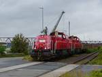 DB Cargo Diesellovomotive 265 004-2 mit Schwesterlok Bahn�bergang Dachsstrasse, Wannheim Duisburg 09-07-2020.