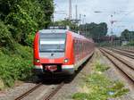 DB Treibzug 422 562-9 en 422 555-3 Einfahrt Bahnhof D�sseldorf-Rath 09-07-2020.