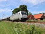 Akiem Lokomotive 187 500-4 (91 80 6187 500-4 D-AKIEM) bei Bahn�bergang Devesstra�e, Salzbergen 03-06-2022.