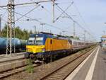 NS Vectron Lokomotive 193 934-7 (91 80 6193 934-7 D-ELOC) mit versp�tete Intercity IC144 von Berlin nach Amsterdam. Gleis 2 Bahnhof Bad Bentheim 27-08-2025.



NS Vectron locomotief 193 934-7 (91 80 6193 934-7 D-ELOC) met vertraagde Intercity IC144 van Berlijn naar Amsterdam. Spoor 2 station Bad Bentheim 27-08-2025.
