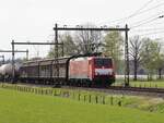 DB Cargo Lokomotive 189 051-6 bei Bahn�bergang Zanddijk, Rijssen 27-04-2023.