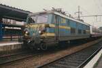 Scanbild von ein Froschblick auf SNCB/NMBS 2304 mit Schnellzug nach namur in Lüttich-Guillemins am Abend von 13 Juli 1999.