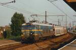 NMBS 2513 zieht ein Autotransportzug durch Antwerpen-Dam am 15 Mai 2002.