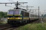 NMBS 2739 durchfahrt mit ein Spitzverkehrszug Antwerpen-Noorderdokken am graunen 29 Augustus 2013 und wird vom Bahnsteig mit etwas zooming fotografiert.