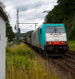 Die an die LINEAS Group NV/SA vermietete E 186 209 (91 88 7186 209-3 B-ATLU) der Alpha Trains Belgium NV/SA, ex Cobra 2817, fährt am 01 Juli 2024 mit einem langen gemischten Güterzug durch