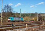 Die an die Crossrail Benelux N.V. (Antwerpen-Borger), ein 100% Tochterunternehmen der BLS Cargo AG, E 186 220 (91 88 7186 220-0 B-ATLU) der Alpha Trains Belgium, ex COBRA 2828 (91 88 7186 220-0 B-B), fährt am 23 Februar 2025 mit einem KLV-Zug durch Scheuerfeld/Sieg in Richtung Köln.

Die Bombardier TRAXX F140 MS wurde 2008 von Bombardier in Kassel unter der Fabriknummer 34419 gebaut. Die Multisystemlokomotive hat die Zulassungen bzw. besitzt die Länderpakete für Deutschland, Österreich, die Niederlande und Belgien. (D/A/NL/B). In Deutschland, der Niederlande und in Belgien ist sie für eine Höchstgeschwindigkeit von 160 km/h zugelassen, in Österreich nur für 140 km/h.

Die Lok hat eine Leistung von 5.600 kW und kann unter 15 kV, 16,7 Hz~ AC, 25 kV, 50 Hz~ AC, 1,5 kV DC sowie 3 kV DC fahren. Sie besitzt eine Anfahrzugkraft von 300 kN und eine Dauerzugkraft von 252 kN.