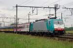 Am trüben 21 Mai 2014 durcheilt CoBRa 2806 samt IC-Brussel Antwerpen-Noorderdokken. Seit Dezember 2025 ist das Zeoitlater der TRAXXen mit NS ICR Wagen Vergangenheit.