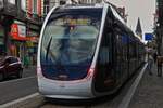 Heckansicht des Tram 5115 in Lttich, in der Rue Lopold, auffllig die Rote Leuchtleiste am Heck des Fahrzeuges.