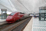 Der SNCB Thalys PBKA Tz 4307 (TGV 43070 / Series 43000), von Paris (Gare du Nord) nach Köln Hbf, ist am 03.10.2015 in den Bahnhof Liège Guillemins (Bahnhof Lüttich-Guillemins)