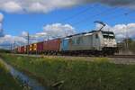 Lineas 186 182 zieht am 18 April 2024 ein Containerzug bei Valburg nach Emmerich.