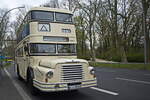 Abfahrt des Doppeldecker DO 56 am 19. April 2026 von der Haltestelle  Bahnhof Treptower Park